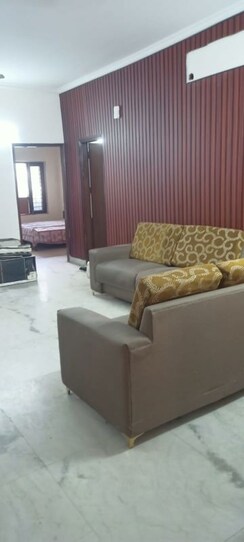 3 BHK + Servant Room Builder Floor For Rent in DLF City Phase IV