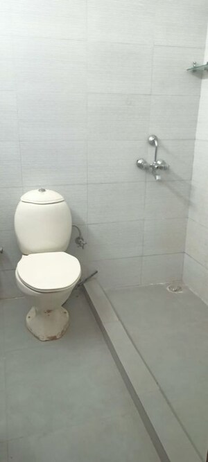 Bathroom in 3 BHK Builder Floor at DLF City Phase IV, Dlf Phase iv – for Rent