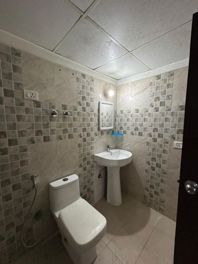 Bathroom, aims-golf-avenue-i 3.5 Bedroom 1825 Sq.Ft. Apartment In Sector 75 Noida 10264856