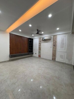Room in 3 BHK Apartment at South City 1 – for Rent