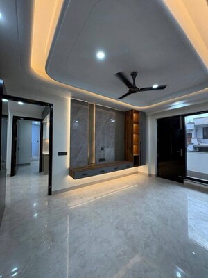 Room in 3 BHK Apartment at South City 1 – for Rent