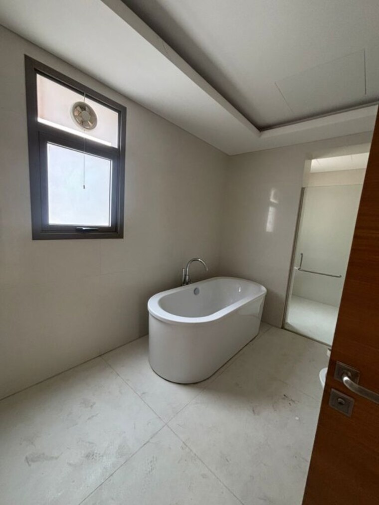 Bathroom, unitech-uniworld-resorts-the-residences 5 Bedroom 6689 Sq.Ft. Villa In Sector 33 Gurgaon 10265337
