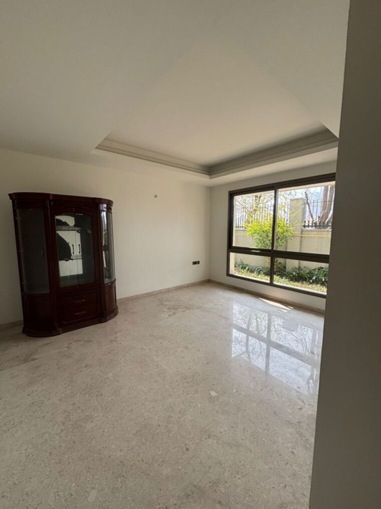 Room, unitech-uniworld-resorts-the-residences 5 Bedroom 6689 Sq.Ft. Villa In Sector 33 Gurgaon 10265337