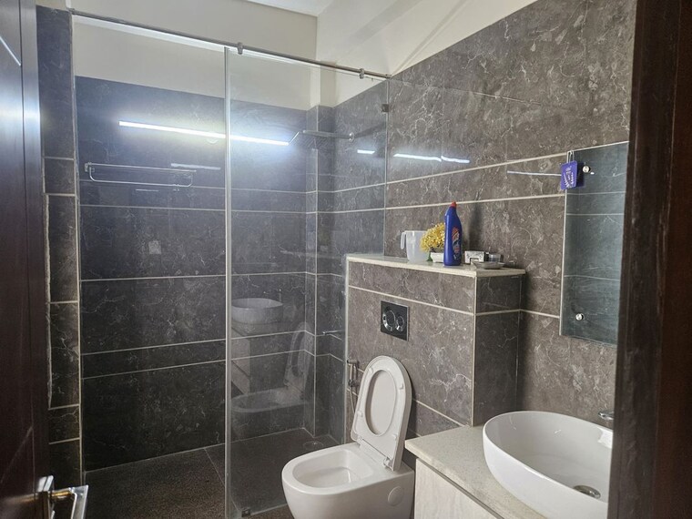 Bathroom, sector 72 3 Bedroom 2500 Sq.Ft. Builder Floor In Sector 72 Noida 10266284