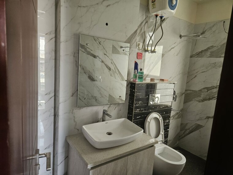 Bathroom, sector 72 3 Bedroom 2500 Sq.Ft. Builder Floor In Sector 72 Noida 10266284