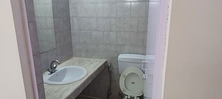 Bathroom, east of kailash 2 Bedroom 1100 Sq.Ft. Builder Floor In East Of Kailash Delhi 10266343