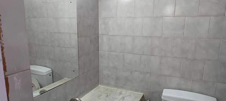 Bathroom, east of kailash 2 Bedroom 1100 Sq.Ft. Builder Floor In East Of Kailash Delhi 10266343