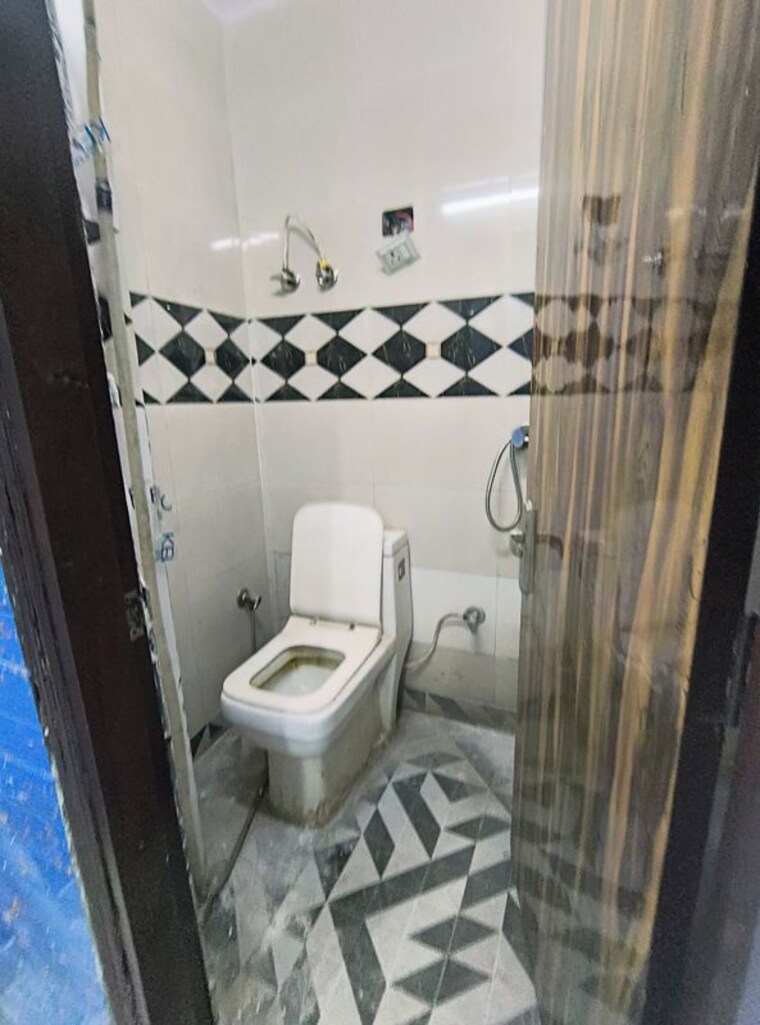 Bathroom, govindpuri 3 Bedroom 800 Sq.Ft. Builder Floor In Govindpuri Delhi 10266573