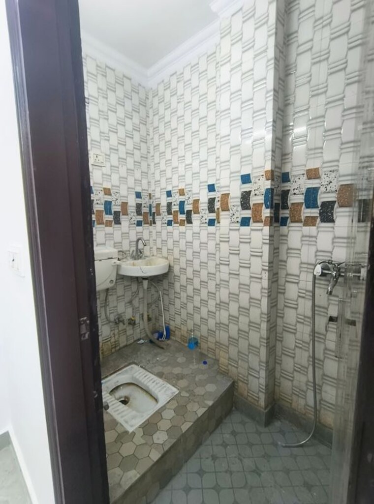 Bathroom, govindpuri 3 Bedroom 800 Sq.Ft. Builder Floor In Govindpuri Delhi 10266573