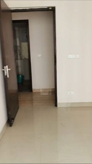 Room in 3 BHK Apartment at Amrapali Golf Homes, Sector 4 Greater Noida – for Sale