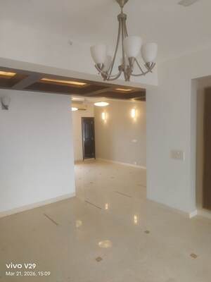 Room in 4 BHK Apartment at Pioneer Park Phase 1, Sector 61 – for Rent