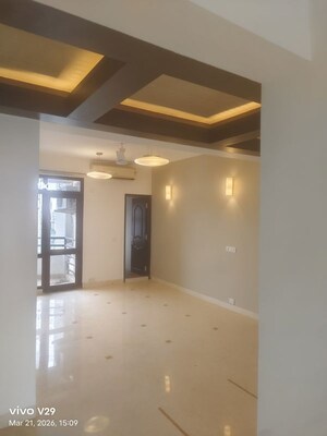 Room in 4 BHK Apartment at Pioneer Park Phase 1, Sector 61 – for Rent