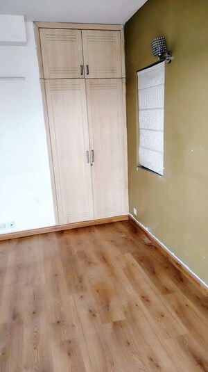 Room in 3 BHK Apartment at BPTP The Resort, Sector 75 – for Sale