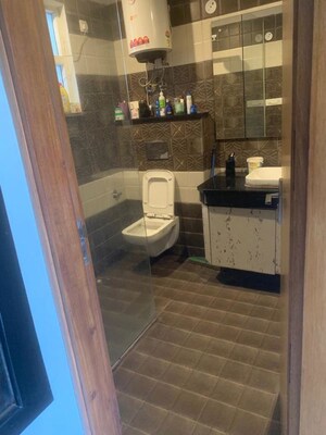 Bathroom in 3 BHK Villa at DLF Royale Residences, Dlf Phase I – for Sale