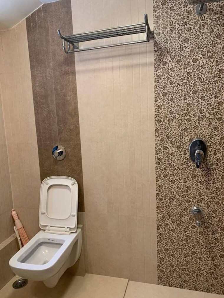 Bathroom, bandra west 3 Bedroom 1000 Sq.Ft. Apartment In Bandra West Mumbai 10267038