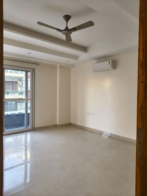 Room in 4 BHK Builder Floor at Ansal Plaza Sector-23, Sector 23 – for Rent