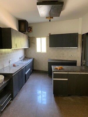 Kitchen in 3 BHK Villa at DLF Imperial Residences, Dlf Phase I – for Sale