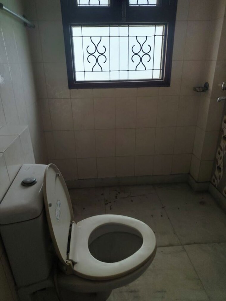 Bathroom, south city 1 3 Bedroom 2050 Sq.Ft. Builder Floor In South City 1 Gurgaon 10267483