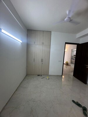Room in 3 BHK Builder Floor at Smart World Orchard, Sector 61 – for Rent