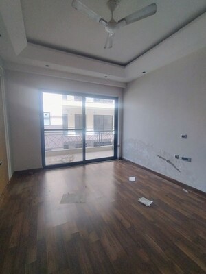 Room in 4 BHK Builder Floor at Ansal API Versalia, Sector 67a – for Rent