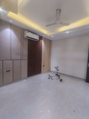 Room in 4 BHK Builder Floor at Ansal API Versalia, Sector 67a – for Rent