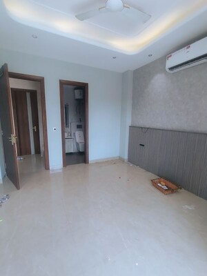 Room in 4 BHK Builder Floor at Ansal API Versalia, Sector 67a – for Rent