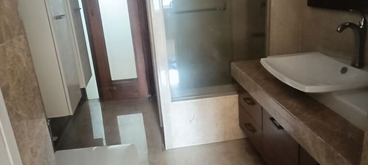 Bathroom, defence colony 3 Bedroom 300 Sq.Yd. Builder Floor In Defence Colony Delhi 10267642