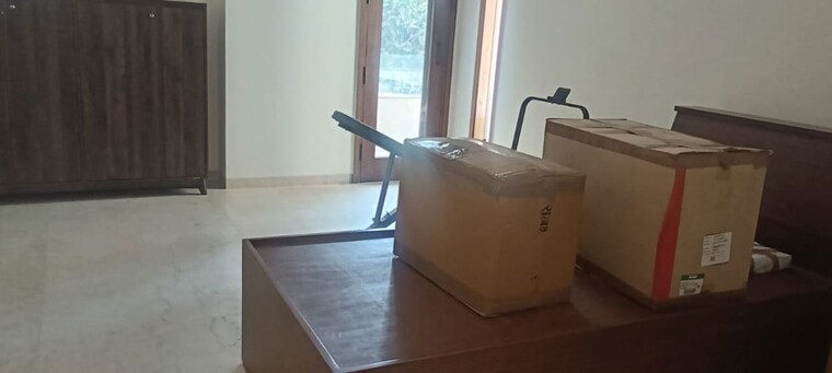 Room, defence colony 3 Bedroom 300 Sq.Yd. Builder Floor In Defence Colony Delhi 10267644