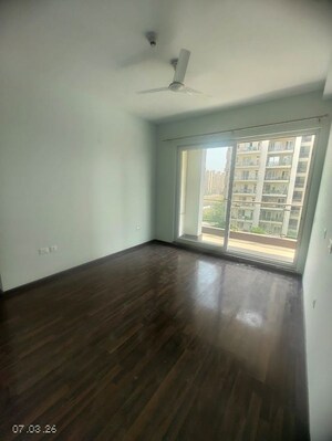 Room in 3.5 BHK Apartment at Microtek Greenburg, Sector 86 – for Rent
