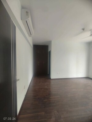 Room in 3.5 BHK Apartment at Microtek Greenburg, Sector 86 – for Rent