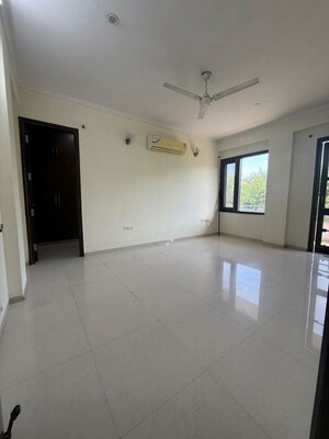 Room in 3 BHK Builder Floor at South City 2 – for Rent