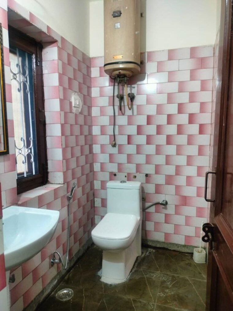 Bathroom, sector 14 2 Bedroom 1623 Sq.Ft. Independent House In Sector 14 Gurgaon 10267916