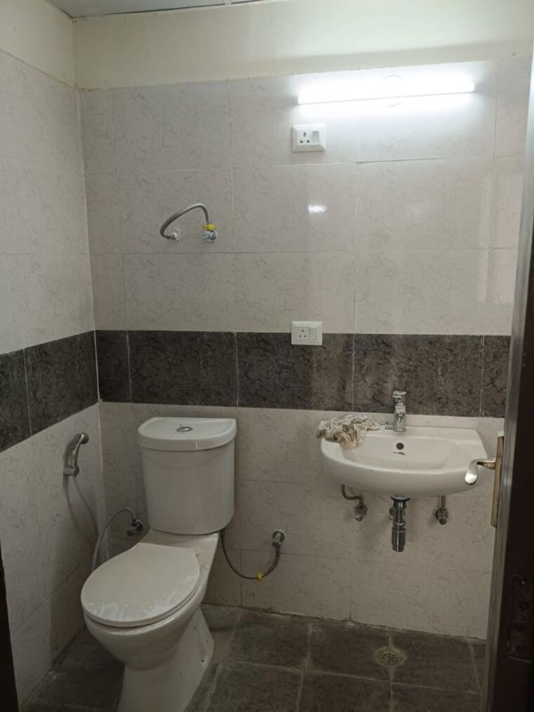 Bathroom, amrapali-crystal-homes 3 Bedroom 1700 Sq.Ft. Apartment In Sector 76 Noida 10267886
