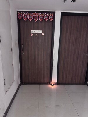 Room in 2 BHK Apartment at Lodha Amara, Kolshet Road – for Rent