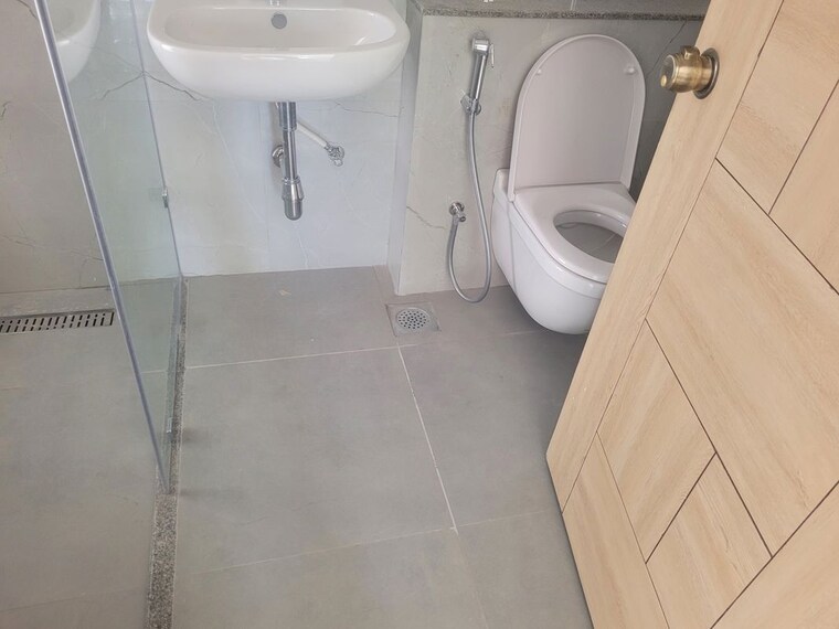 Attached Bathroom, model colony 4 Bedroom 2500 Sq.Ft. Apartment In Model Colony Pune 10268041