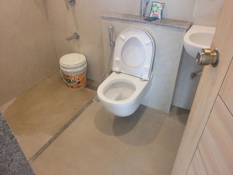 Bathroom, model colony 4 Bedroom 2500 Sq.Ft. Apartment In Model Colony Pune 10268041