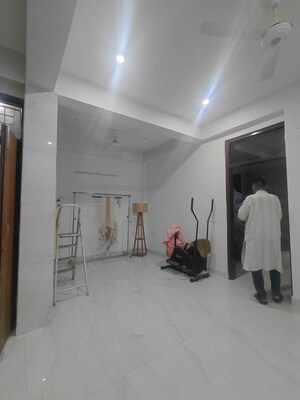 Building Lobby in 3 BHK Builder Floor at Sector 49 – for Rent