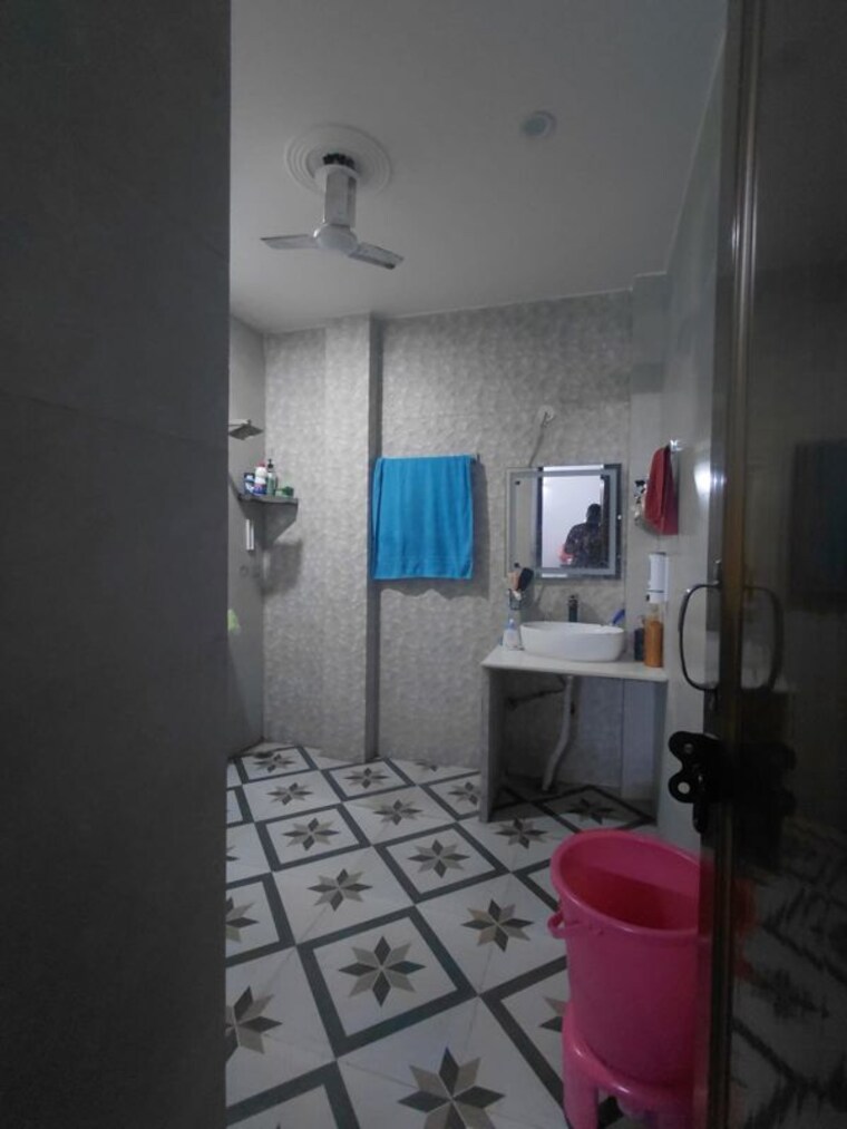 Bathroom, sector 49 3 Bedroom 1750 Sq.Ft. Builder Floor In Sector 49 Noida 10268060