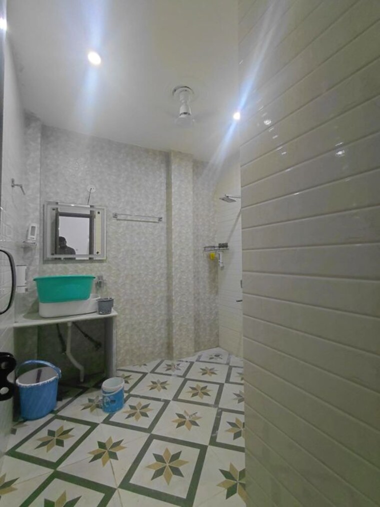 Bathroom, sector 49 3 Bedroom 1750 Sq.Ft. Builder Floor In Sector 49 Noida 10268060