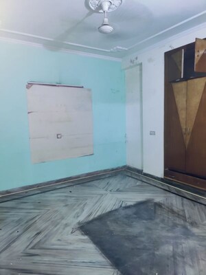 Room in 3 BHK Builder Floor at Sector 52 – for Rent