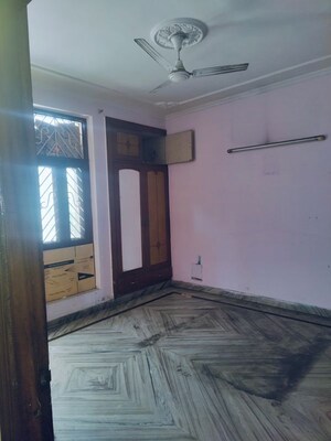 Room in 3 BHK Builder Floor at Sector 52 – for Rent