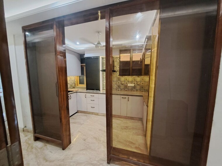 Room, shanti niketan 4 Bedroom 700 Sq.Yd. Apartment In Shanti Niketan Delhi 10268087