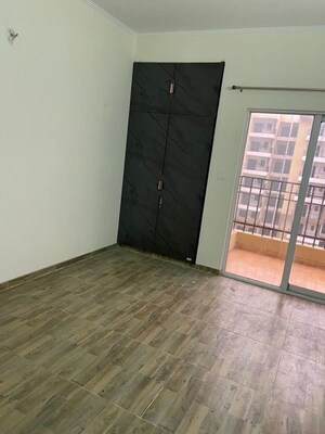 Room in 2 BHK Apartment at Amrapali Golf Homes, Sector 4 Greater Noida – for Rent