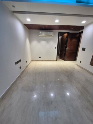 Room in 3.5 BHK Apartment at Kailash Colony – for Rent