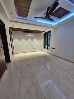 Room in 3.5 BHK Apartment at Kailash Colony – for Rent