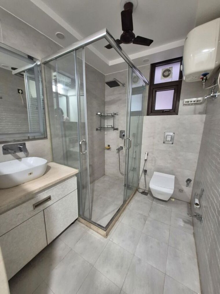Bathroom, kailash colony 3.5 Bedroom 4500 Sq.Ft. Apartment In Kailash Colony Delhi 10268118