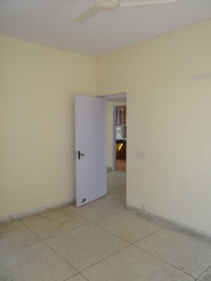 Room in 3 BHK Builder Floor at Unitech South City II, Sector 50 – for Rent