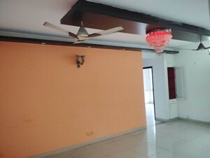 Room in 2.5 BHK Apartment at Amrapali Golf Homes, Sector 4 Greater Noida – for Rent