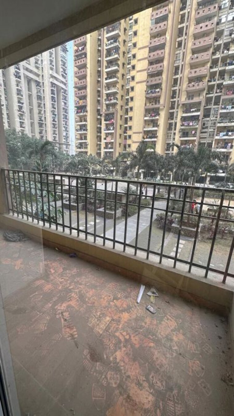 Balcony, amrapali-golf-homes 2.5 Bedroom 1100 Sq.Ft. Apartment In Sector 4 Greater Noida Greater Noida 10268129