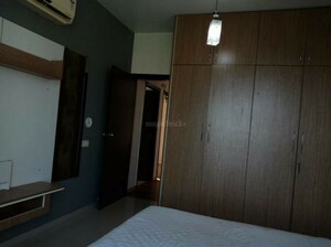 Room in 2.5 BHK Apartment at Oberoi Realty Woods, Goregaon East – for Rent